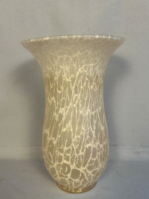 un vase en verre posé sur une table