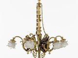 un lustre ancien en laiton orné de fleurs en verre dépoli