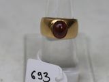 une image représentant une bague en or sertie d'une pierre rouge