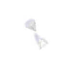deux diamants blancs posés sur une surface blanche