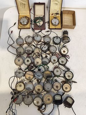 tout un tas d'horloges posées sur une table