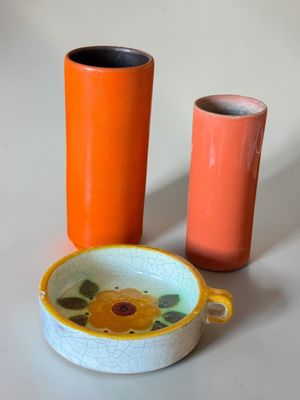 two vases that are sitting next to each other