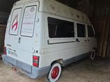 une camionnette garée dans un garage à côté d'un immeuble