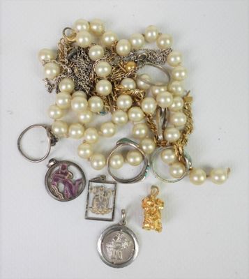 a pile of pearls and other jewelry on a table