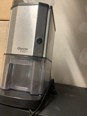un mixeur posé sur un comptoir