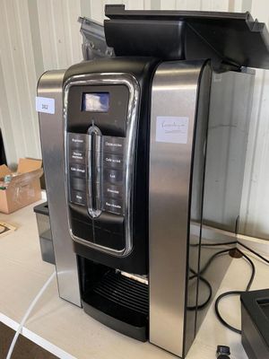 une photo d'une machine à café posée sur une table