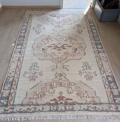 un tapis qui se trouve sur le sol d'une pièce