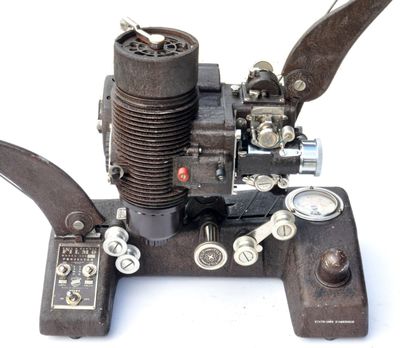une petite machine posée sur une table