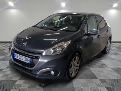 la voiture grise est garée dans le garage sur le sol en damier