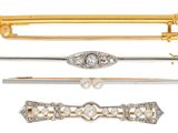 trois épingles à cheveux en or et en argent ornées de pierres bleues