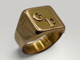 un gros plan d'une bague en or sur laquelle figure un numéro