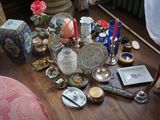 une table sur laquelle se trouvent de nombreux objets différents