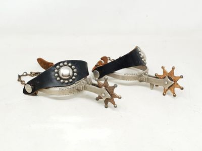 Une paire d'éperons jouets en métal et cuir