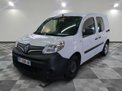 la photo d'une camionnette blanche garée sur un sol en damier