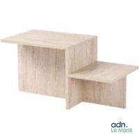 deux tables en bois, dont l'une est posée sur l'autre