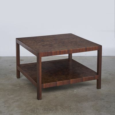 l'image d'une table en bois surmontée d'une étagère