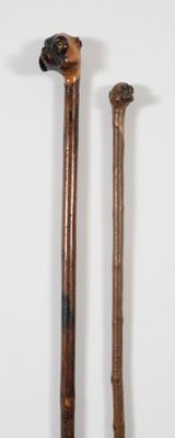 Lot de deux cannes décoratives à fût en bois naturel, les pommeaux scu - Photo 1