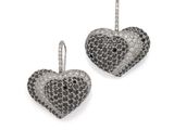 une paire de boucles d'oreilles en forme de cœur, ornées de diamants noirs et blancs