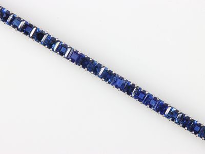 BOUCHERON Paris. Bracelet ligne en or gris orné de 39 saphirs de taill - Photo 1