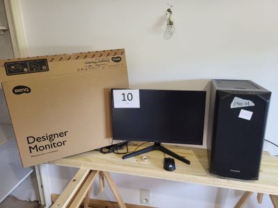 un bureau sur lequel se trouve un écran d'ordinateur