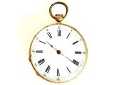 une montre de poche en or avec des chiffres romains sur le cadran