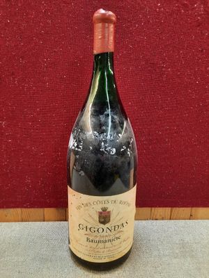 une bouteille de vin posée sur une table