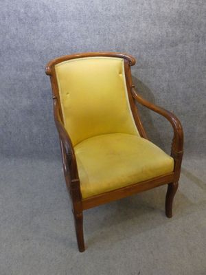 Fauteuil en bois de forme légèrement gondole recouvert de ti…