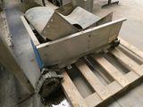 une machine posée sur une palette dans un entrepôt