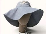 un chapeau rayé bleu et blanc sur une tête de mannequin