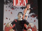 la couverture d'une bande dessinée sur laquelle figure un homme assis sur une chaise à côté d'une femme