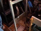 un homme travaillant sur une structure métallique dans un atelier