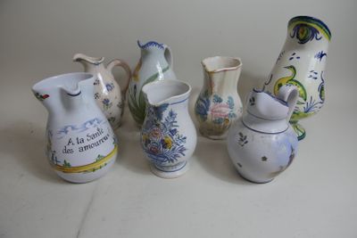 cinq types différents de vases posés sur une table