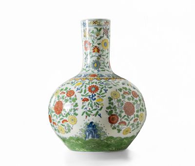 vase orné de fleurs et d'oiseaux sur fond blanc