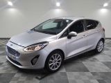 La nouvelle Ford Fiesta est garée dans le showroom.
