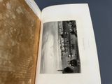 un livre ouvert sur lequel figure l'image d'une ville