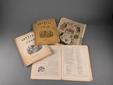 plusieurs vieux livres posés les uns sur les autres sur une table
