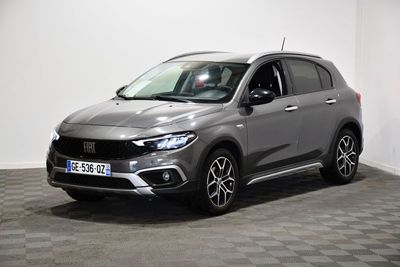 un 4x4 gris garé dans une pièce au sol en damier