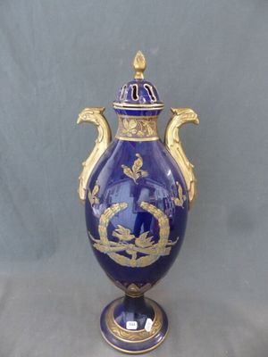 un vase bleu orné d'une décoration dorée