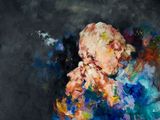 un tableau représentant une femme assise devant un fond noir