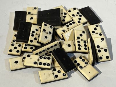 Jeu de dominos en os et ébène. 28 pièces.