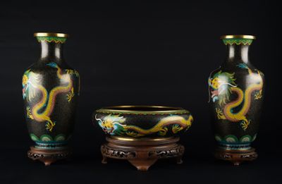 trois vases placés les uns à côté des autres sur un fond noir