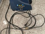 une machine bleue posée sur le sol