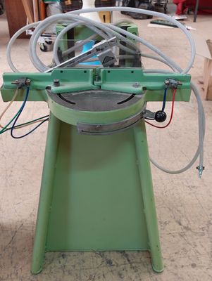 une machine posée sur une table dans une pièce