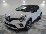 une voiture blanche garée dans un garage au sol en damier