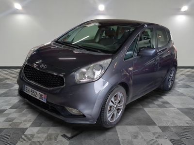 la photo d'une voiture grise garée dans un garage