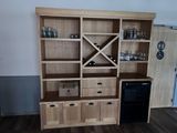 une armoire en bois avec un casier à bouteilles dans un coin