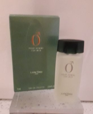 un flacon de parfum posé à côté d'une boîte sur un comptoir