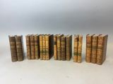 un ensemble de six vieux livres superposés