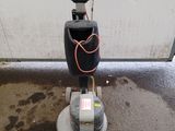 une machine posée sur le sol devant un bâtiment