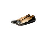 gros plan d'une paire de chaussures noires sur fond blanc